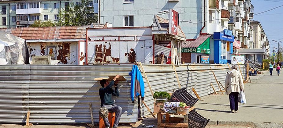 Мини-рынок огородили для строительства 