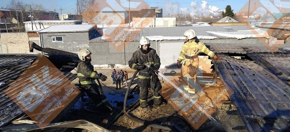 В Краснотурьинске огонь повредил крышу пяти гаражей