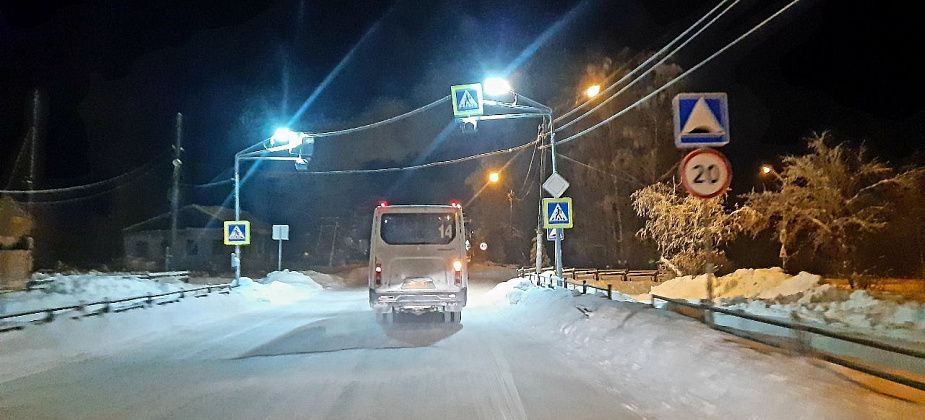 "На остановках приходится стоять по часу". Мороз проверяет на прочность перевозчиков и пассажиров