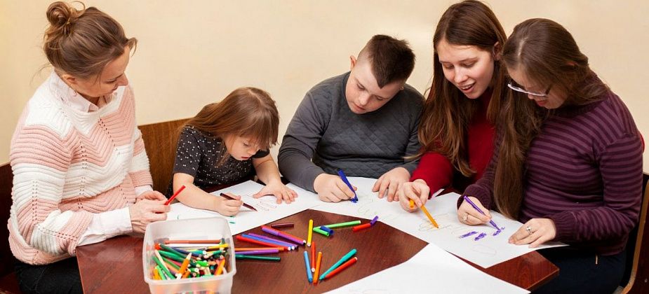 От логопедических групп до обучения на дому: как в городе помогают особенным детям