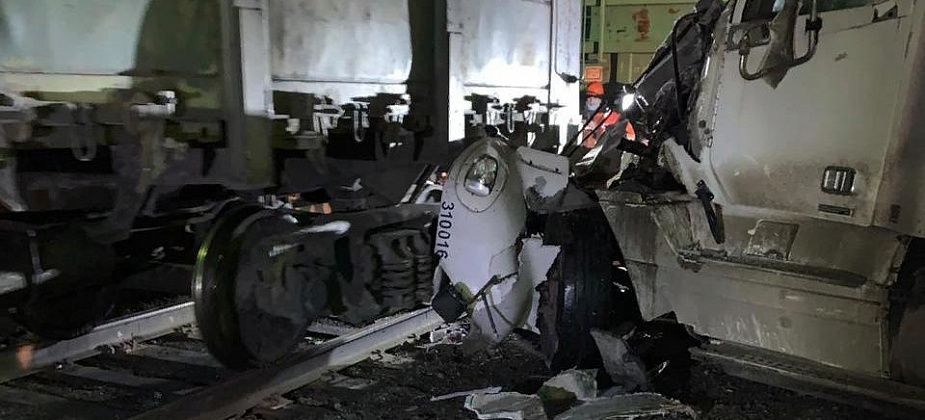 В Ивделе грузовик с силосом протаранил железнодорожный вагон