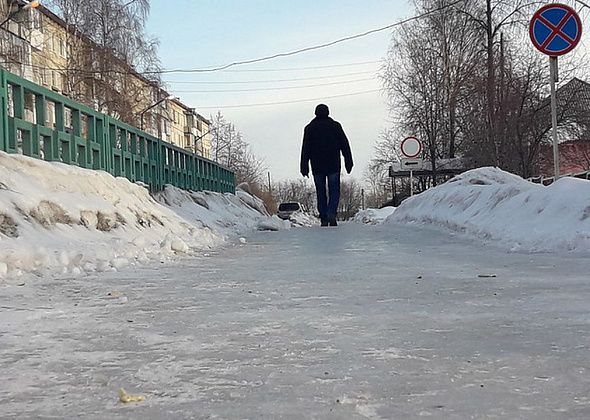 Сплошной каток: горожане жалуются на гололед, в мэрии обещают нормализовать ситуацию