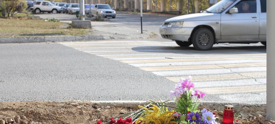 Сегодня похоронили десятилетнего мальчика, погибшего в аварии. К месту ДТП люди несут цветы и свечи