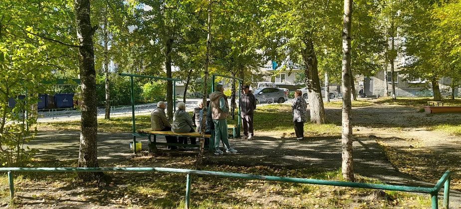 «Прошли времена, когда начальники народ боялись...» Пенсионеры страдают: в 9-этажке не работает лифт