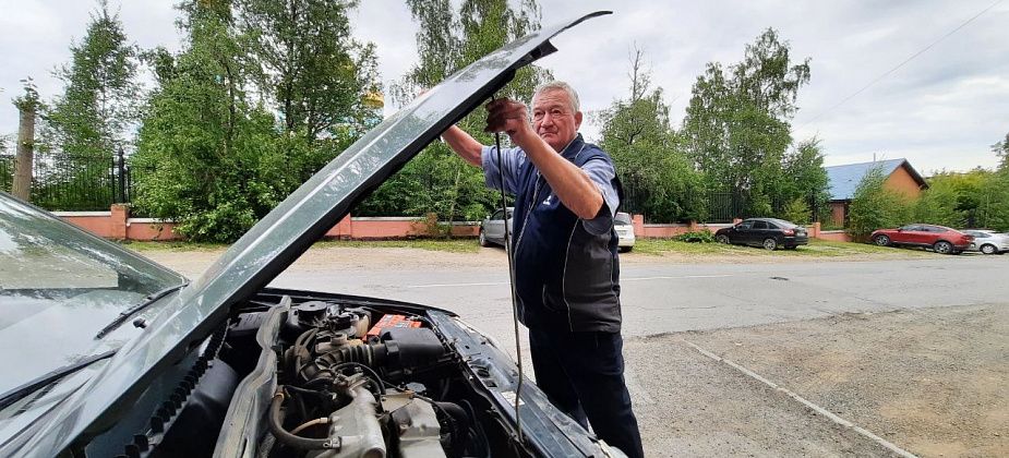 Горожанин бесплатно отремонтировал заглохшую машину пенсионера