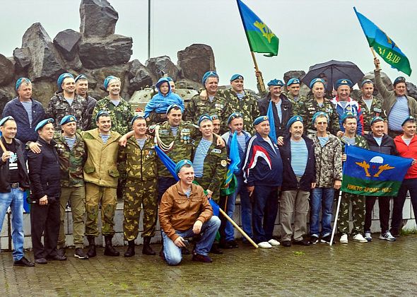 Десантников поздравляют с 90-летием ВДВ