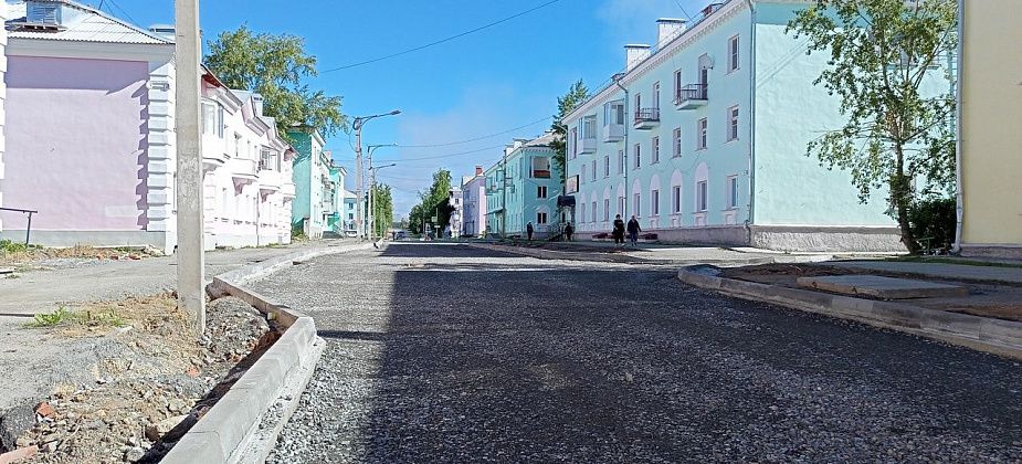 Горожан просят не ходить по свежему асфальту улицы Карла Маркса 
