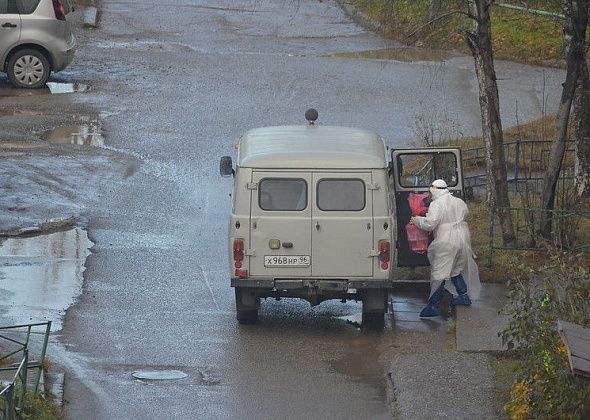 «Что вообще происходит в стране?» Семья с двумя детьми живет с «ковидным» отцом в однокомнатной квартире