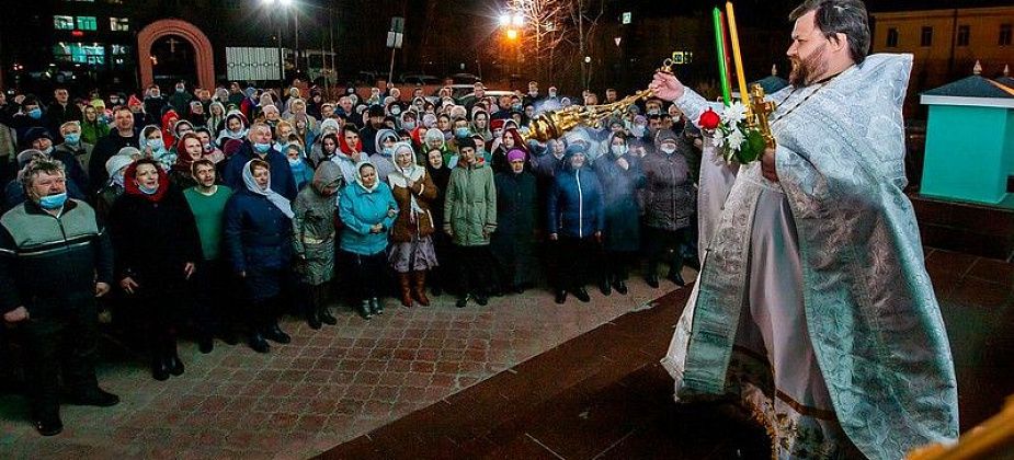 Около 200 человек в соборе встретили Пасху службой, фейерверком и трапезой 
