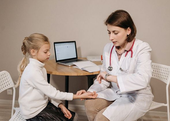 Люди в белых халатах: почему дети боятся врачей и как помочь справиться с этим страхом?