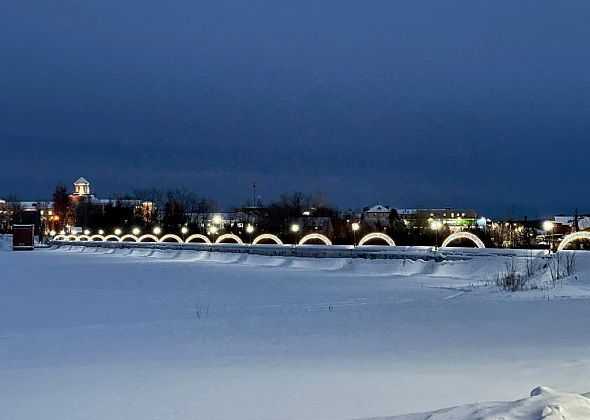 К Новому году на плотине городского пруда установили световые арки 