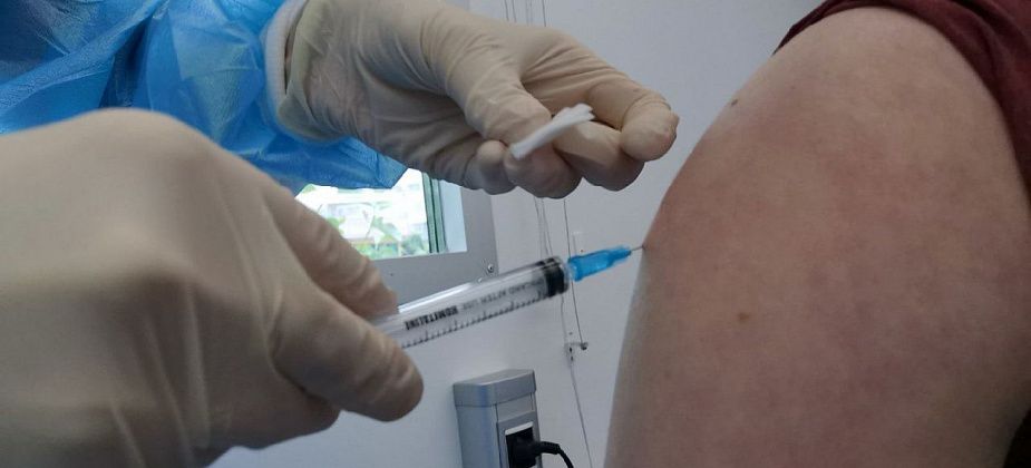 Денис Паслер призвал свердловчан включиться в прививочную кампанию против гриппа