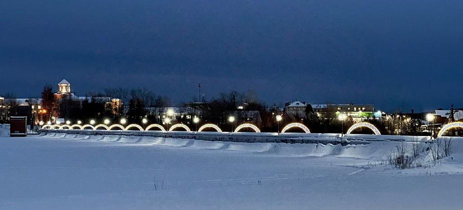 К Новому году на плотине городского пруда установили световые арки 