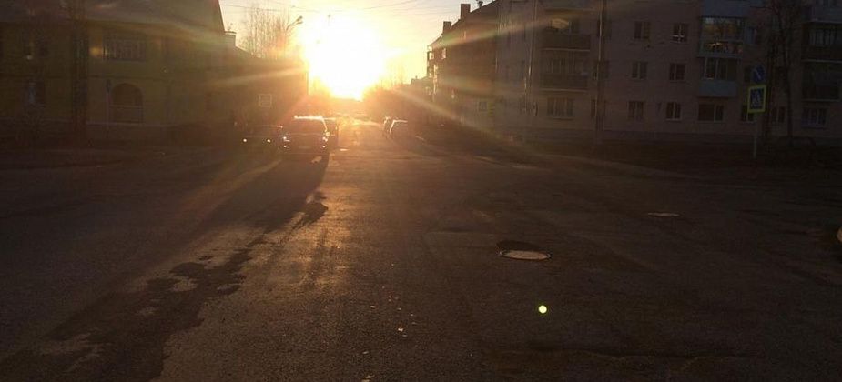 На пешеходном переходе сбили женщину. Водителю помешало солнце