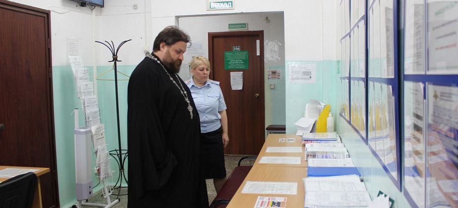 Священник из Общественного совета при полиции проверил работу отдела по вопросам миграции