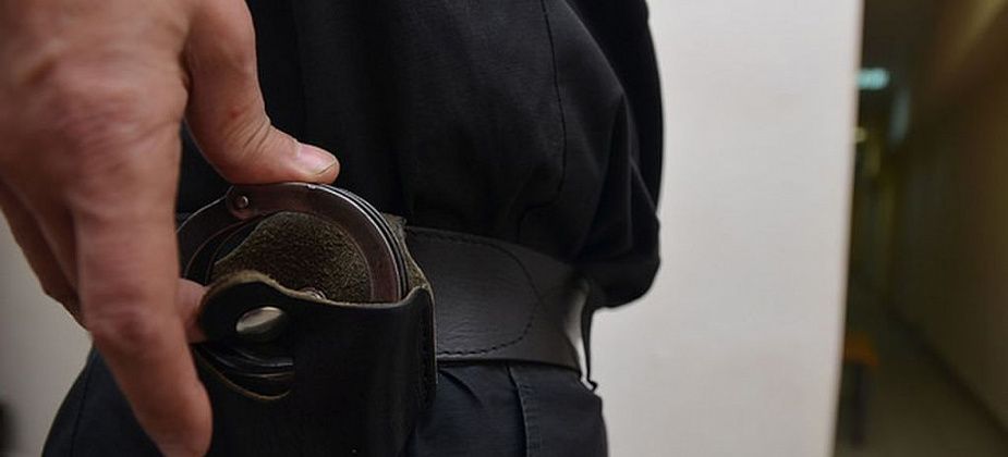 Горожанин ограбил «Светофор». Вынес водку и «Махорку»