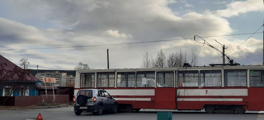 В Краснотурьинске в трамвай врезалась «Нива» 