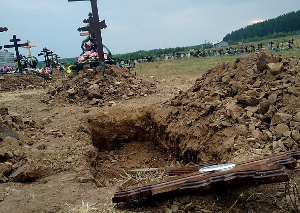 Скандал на кладбище: копаля приехали на машине "Скорой", семья намерена охранять могилу всю ночь