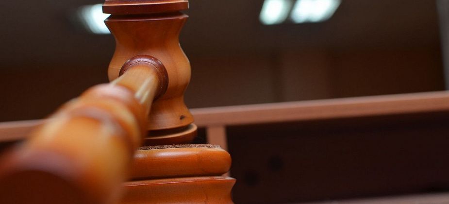 Горожанка, угощая подругу спиртным, лишилась 25 000 рублей