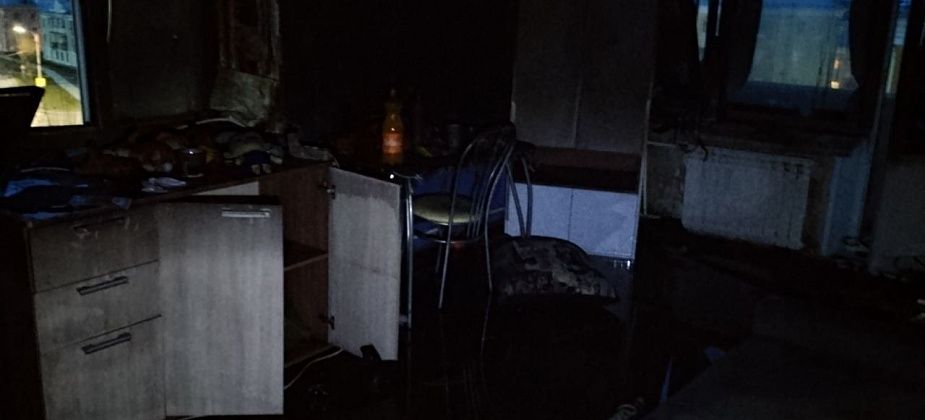 Из-за пожара в квартире по Молодежной затопило соседей погорельца. Мужчина сам устроил возгорание?