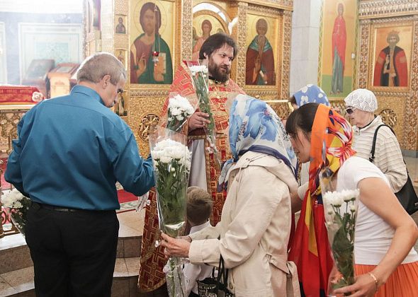 В краснотурьинском соборе женщинам дарили цветы