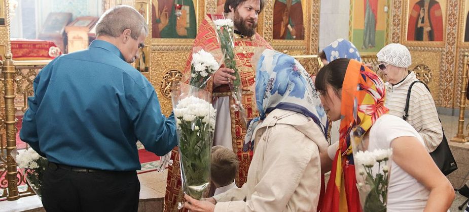 В краснотурьинском соборе женщинам дарили цветы