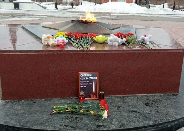 Краснотурьинцы несут цветы к мемориалу жертвам теракта в "Крокусе": "Для всей страны горе!"