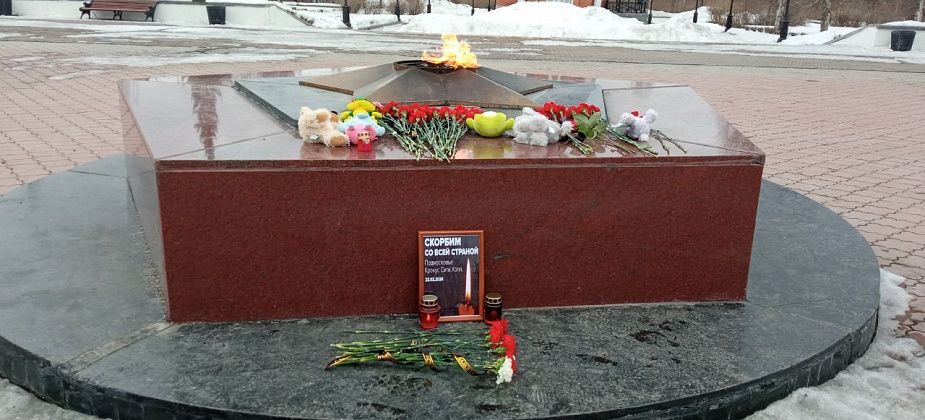 Краснотурьинцы несут цветы к мемориалу жертвам теракта в "Крокусе": "Для всей страны горе!"