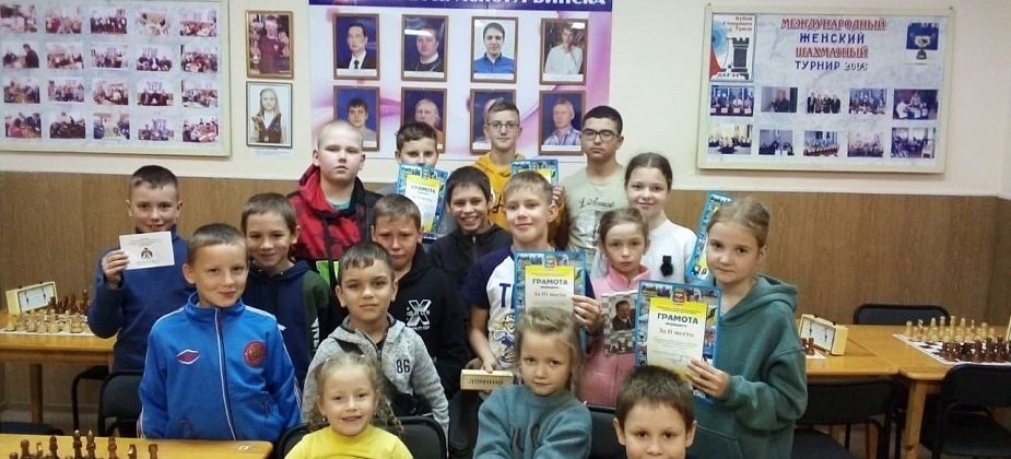 Дети поиграли в шахматы в честь Дня знаний 