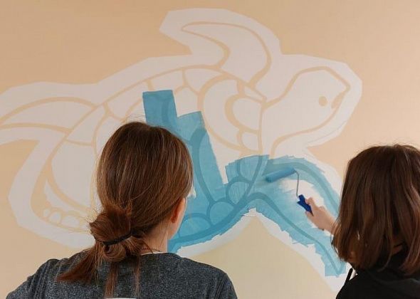 Студенты колледжа искусств украшают рисунками детскую поликлинику 