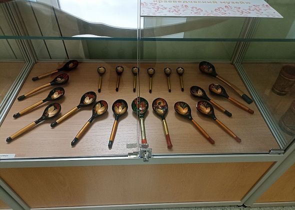 В североуральском музее размещается экспозиция кухонной утвари в стиле хохлома. Ее привезли из Краснотурьинска