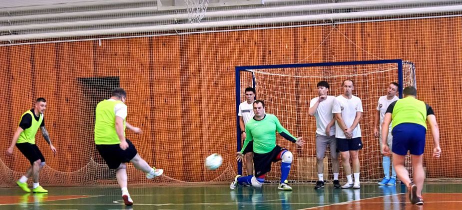 Сотрудники МЧС северных городов области провели мини-футбольный турнир