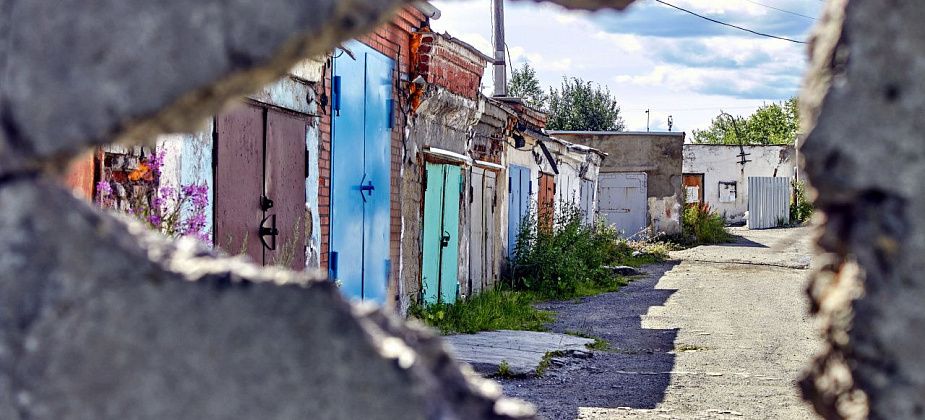 Горожанин просит обязать мэрию передать ему в собственность гаражные боксы