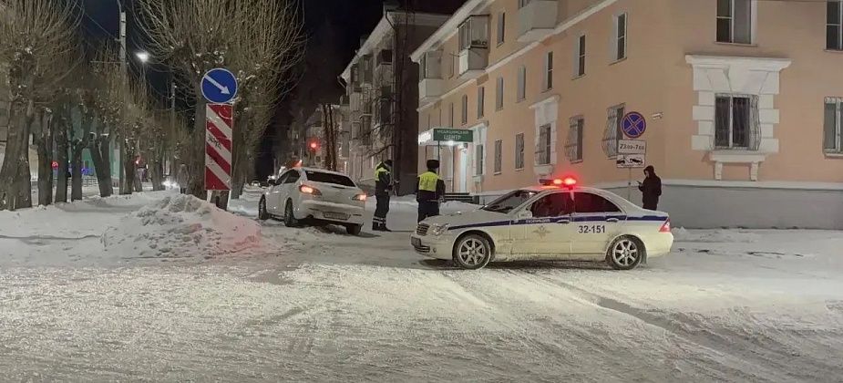 Под колеса иномарки в Краснотурьинске попал снегокат с детьми