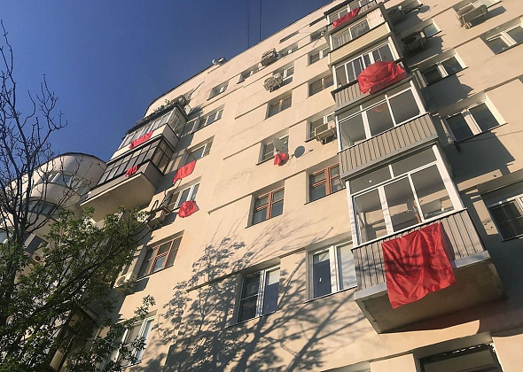 Россияне готовятся отметить День солидарности с Шиесом с красными флагами на домах