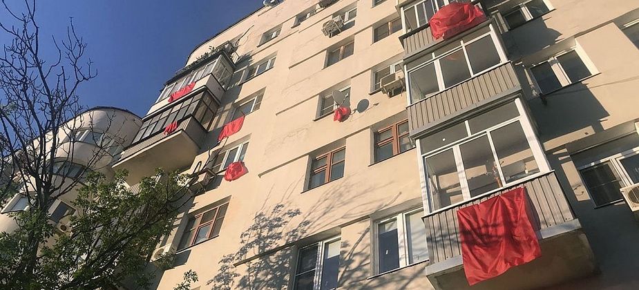 Россияне готовятся отметить День солидарности с Шиесом с красными флагами на домах