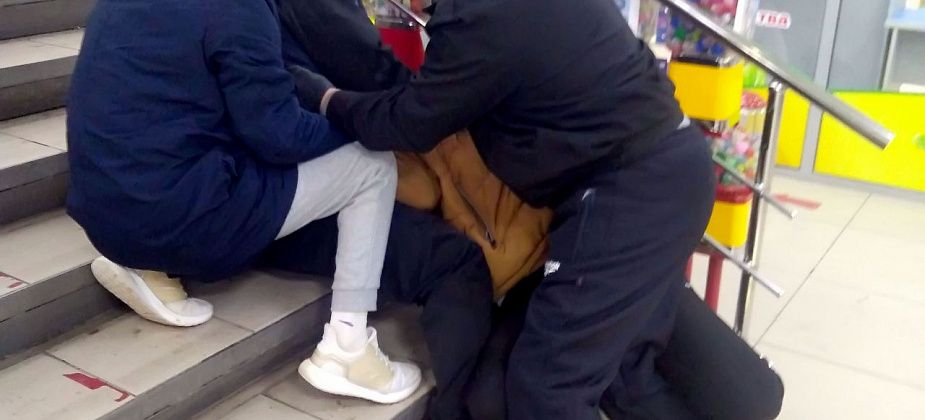 Споры вокруг QR-кода привели к конфликту в ТК «Столичный». Для того, чтобы утихомирить мужчину пришлось применять силу, полицию и Росгвардию