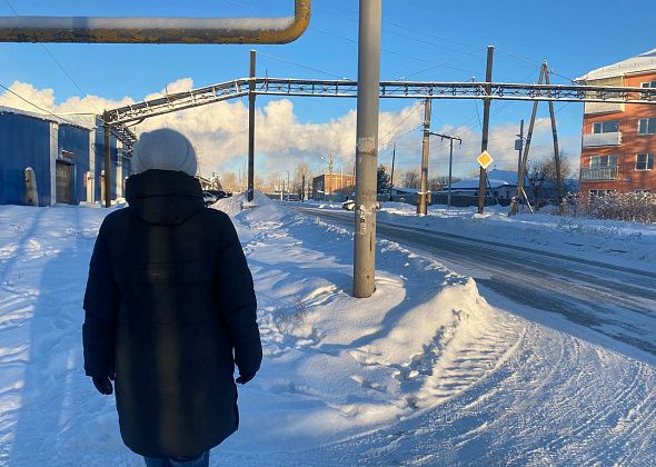 Жительница Краснотурьинска жалуется: очищая дороги от снега, заваливают тротуары