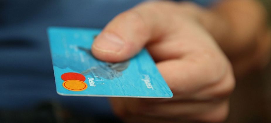 Мать и дочь судят за покупки продуктов по найденной карточке 
