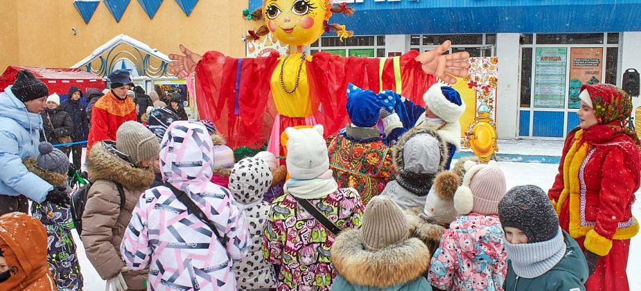 На гуляниях у театра назвали победителей конкурса масленичных кукол
