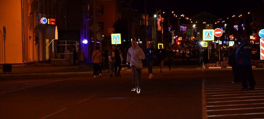 В Краснотурьинске прошел ночной забег “Бегущий фонарик”