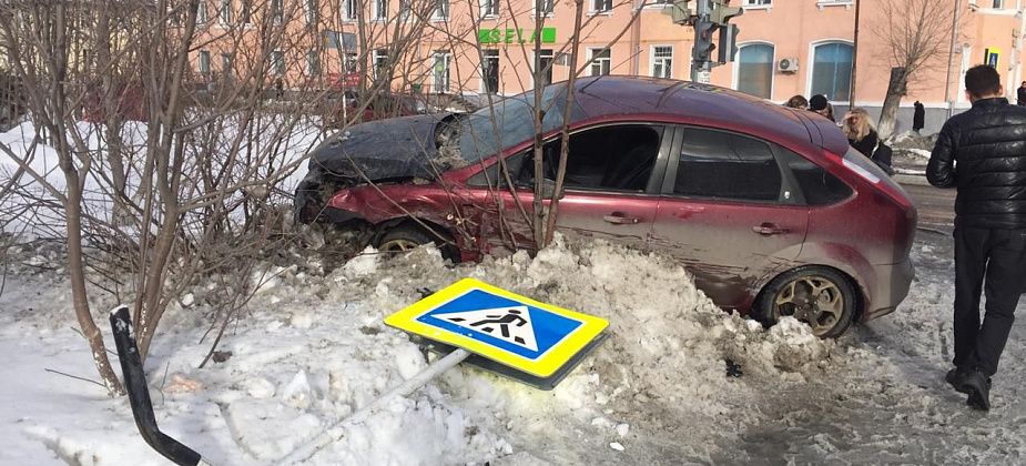 Прохожая получила открытый перелом ноги из-за вылетевшего на тротуар «Форда»