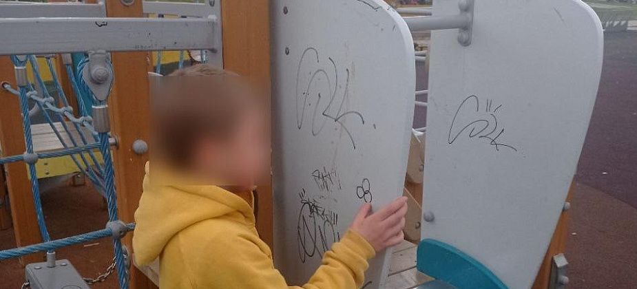Нашли родителей ребенка, расписавшего горку 