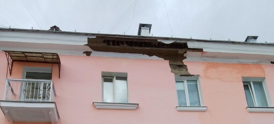 Рядом с подростком рухнула штукатурка: "Сам не пострадал, только курточка замаралась"
