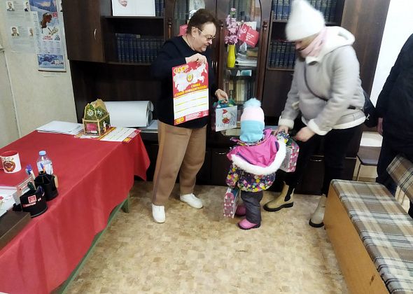 Коммунисты Краснотурьинска вручили подарки детям из многодетных семей