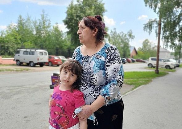 Женщина с шестилетней дочкой просит помощи. Их дом сгорел дотла