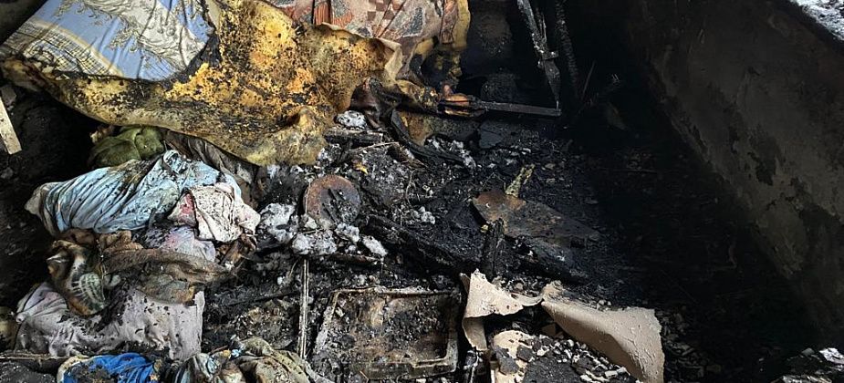 В пожаре на Рудничном пострадала женщина. Ее госпитализировали