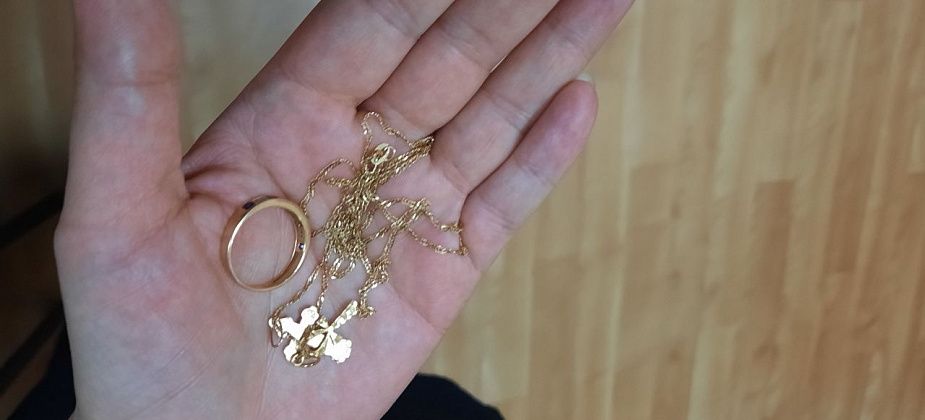 20-летняя гостья обокрала спящего хозяина почти на 50 тысяч