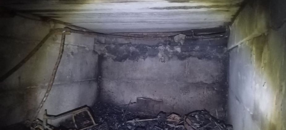При пожаре эвакуировали жителей дома в поселке Рудничном