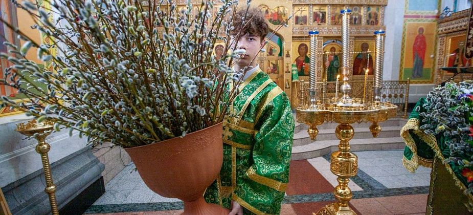 Около 500 краснотурьинцев освятили веточки вербы в соборе Максима Исповедника